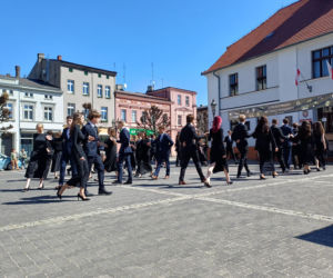 Polonez maturzystów z I LO na rynku w Ostrzeszowie
