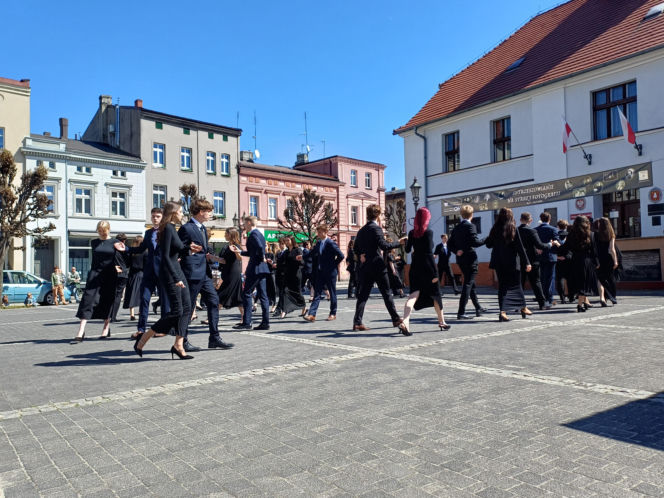Polonez maturzystów z I LO na rynku w Ostrzeszowie