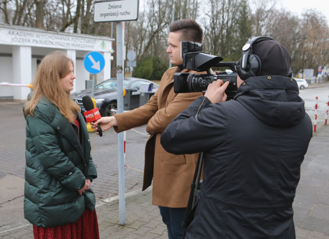 Studentki proszą o pomoc w pomaganiu