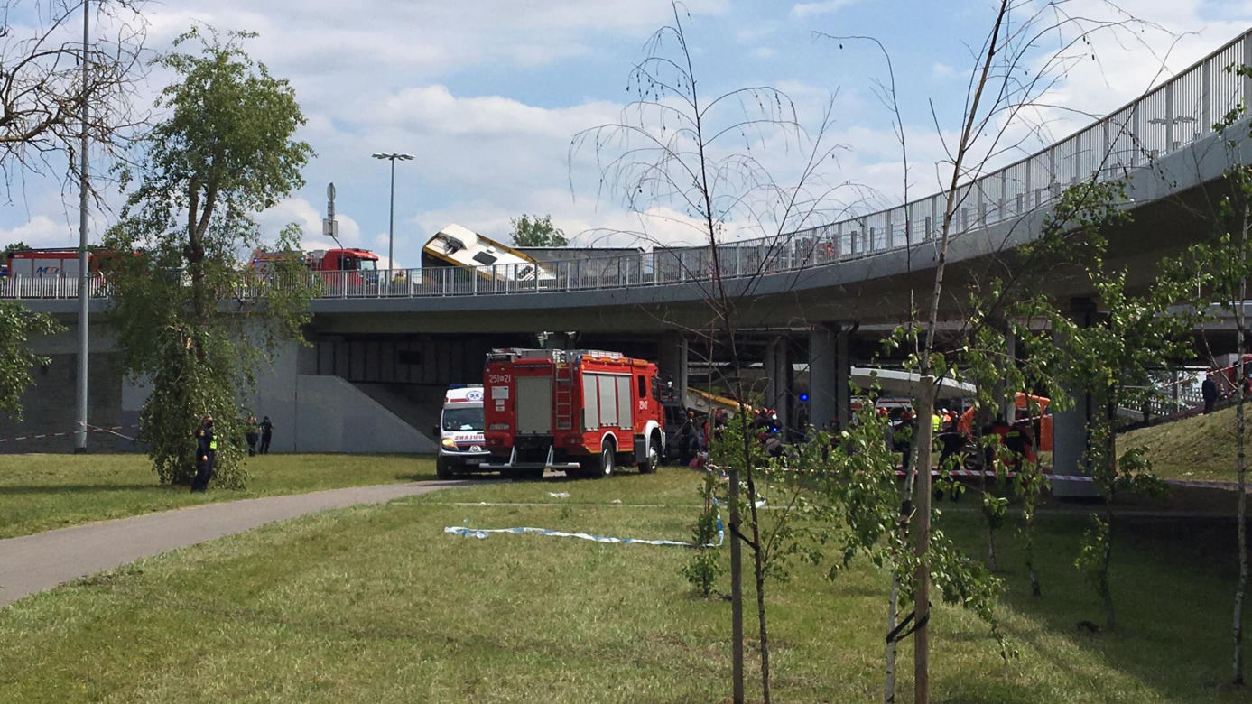 Autobus wypadł z wiaduktu. Są ranni i ofiary śmiertelne