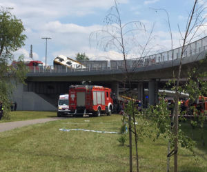 Autobus wypadł z wiaduktu. Są ranni i ofiary śmiertelne
