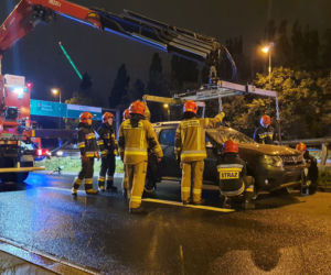 Dacia zawisła na barierach