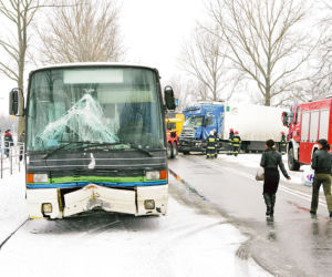 Tiry staranowały autobus