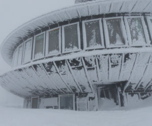 Śnieżka zasypana śniegiem