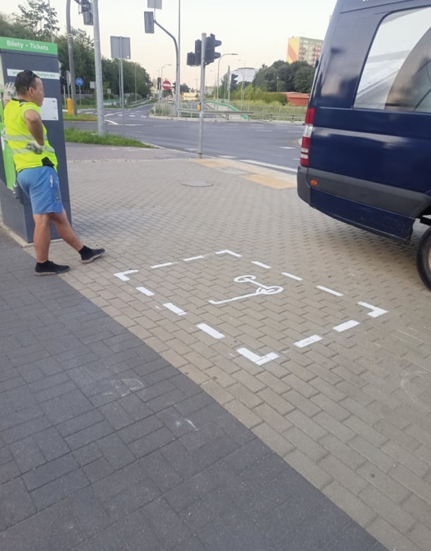 Olsztyn. Hulajnogi nie zaparkujesz już gdzie popadnie. Powstały specjalne strefy [ZDJĘCIA]