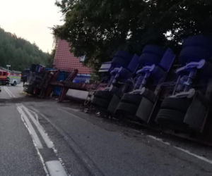 Trasa Olsztnynek - Szczytno zablokowana po wypadku. Ciężarówka przewróciła się na budynek