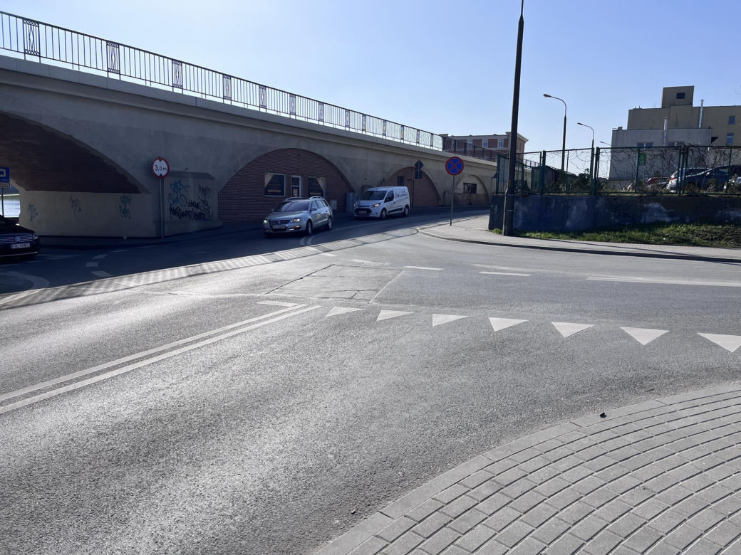 Drogowy absurd w centrum miasta. Mieszkańcy Gorzowa wymyślili sobie niewidzialne przejście dla pieszych?