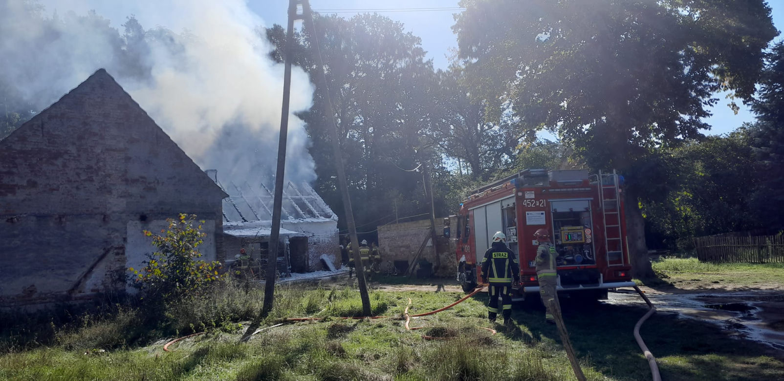 Gareja. Ogromny pożar strawił dom! Małe dziecko i dwoje nastolatków zabrał śmigłowiec 