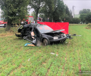 Turowo. ROZTRZASKAŁA auto o drzewo! NIE ŻYJE 22-latka [ZDJĘCIA]