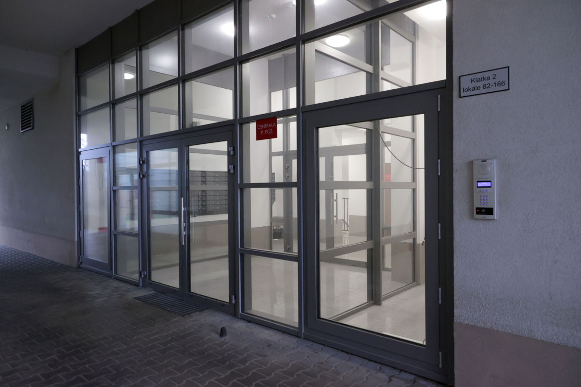 Dramat lokatorów. Nie mogą wrócić do siebie, ich mieszkania niszczeją