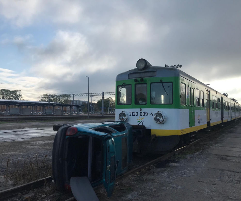 Płońsk. Jego samochód przewrócił się na torach! Akurat wtedy nadjeżdżał pociąg!