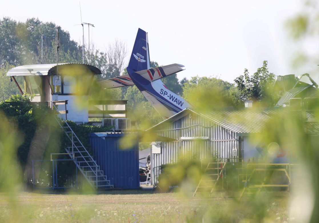 Samolot runął na hangar. Nie żyje 5 osób. Ekspertka ogląda nagranie i nie wierzy własnym oczom!