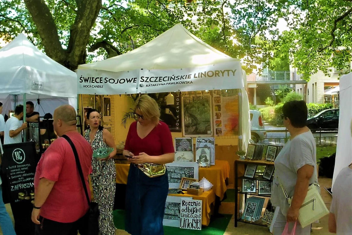 Długi weekend na Jasnych Błoniach. Jarmark Szczeciński przyciąga tłumy