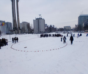 Światło zamiast nienawiści. Ułożyli ze zniczy symboliczne serce w 7 rocznicę śmierci Pawła Adamowicza