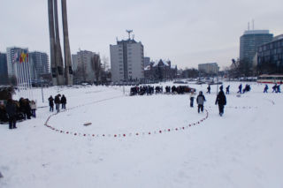 Światło zamiast nienawiści. Ułożyli ze zniczy symboliczne serce w 7 rocznicę śmierci Pawła Adamowicza