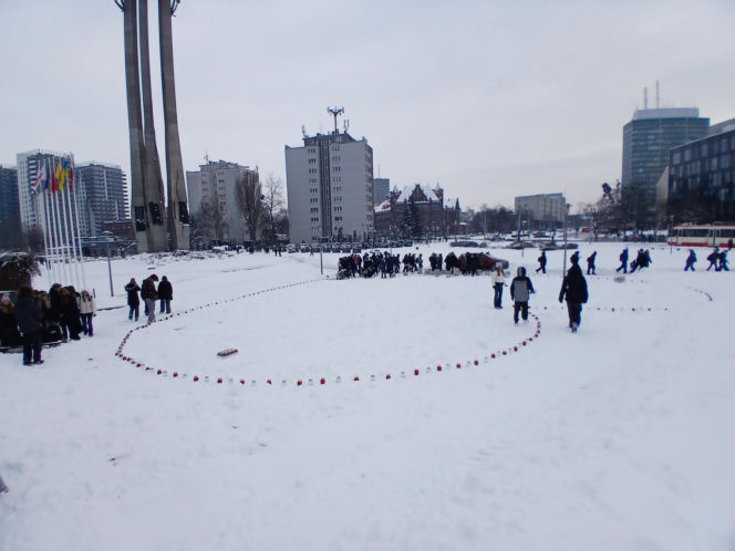 Światło zamiast nienawiści. Ułożyli ze zniczy symboliczne serce w 7 rocznicę śmierci Pawła Adamowicza
