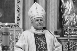 Kalisz: Żegnają ukaranego biskupa. „Nie podlega ludzkiemu osądowi”