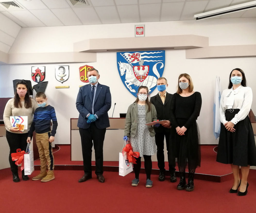 W tegorocznej edycji zwyciężyły dwa projekty pocztówek
