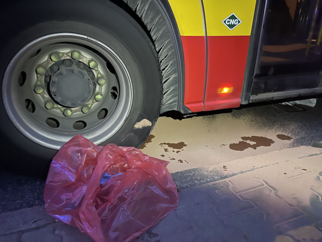 Miejski autobus zmiażdżył mu nogę na przystanku w Warszawie. „Trzeba było amputować”