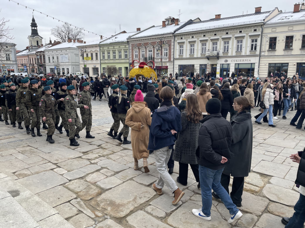 Maturzyści zatańczyli na Rynku poloneza