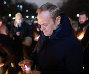 Donald Tusk składa znicze w hołdzie ofiar pandemii