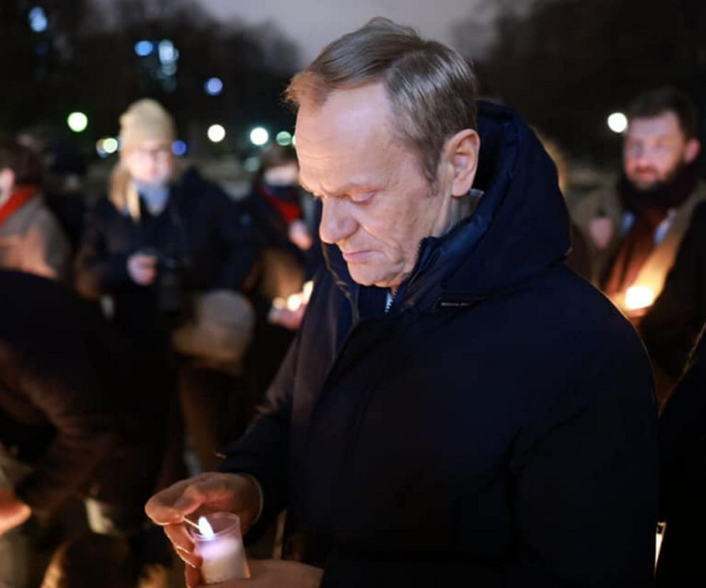 Donald Tusk składa znicze w hołdzie ofiar pandemii