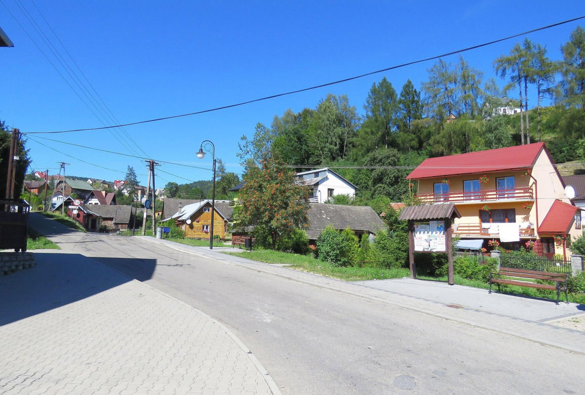 To jedna z najmniejszych małopolskich wsi. Kiedyś król Polski podarował ją biskupowi z Krakowa 