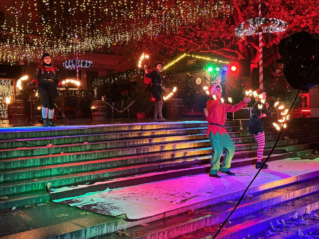 Betlejem Poznańskie 2023. Zimowe Fire Show na placu Wolności w Poznaniu