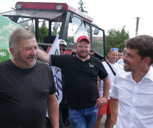 Gienek i Andrzej otrzymali nową belarkę. Na maszynę zrzucili się fani