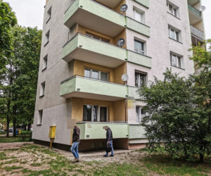 Dziewczynka wypadła z balkonu we Włocławku. Ojciec miał 1,7 promila