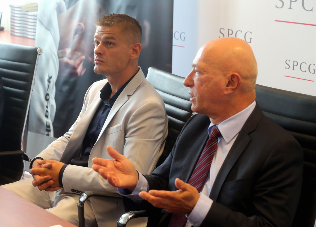 Konferencja, Tomasz Komenda
