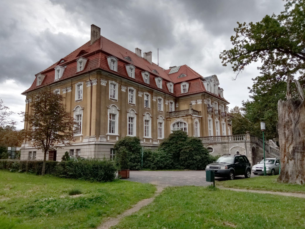 W tej wsi w woj. śląskim znajduje się jeden z najpiękniejszych pałaców. W PRL-u przekształcono go w sanatorium