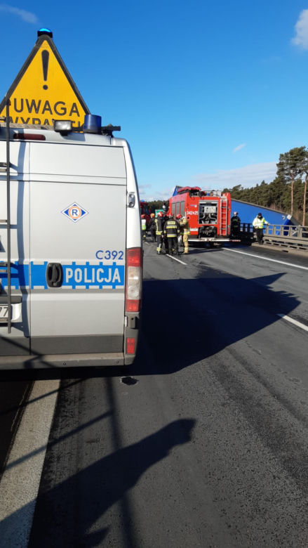 Poważny wypadek na s10 koło Torunia. Auto wyrzucone ze skarpy!