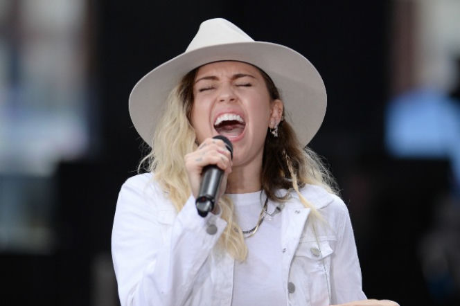 Miley Cyrus - Inspired - premiera nowej piosenki 2017 na żywo