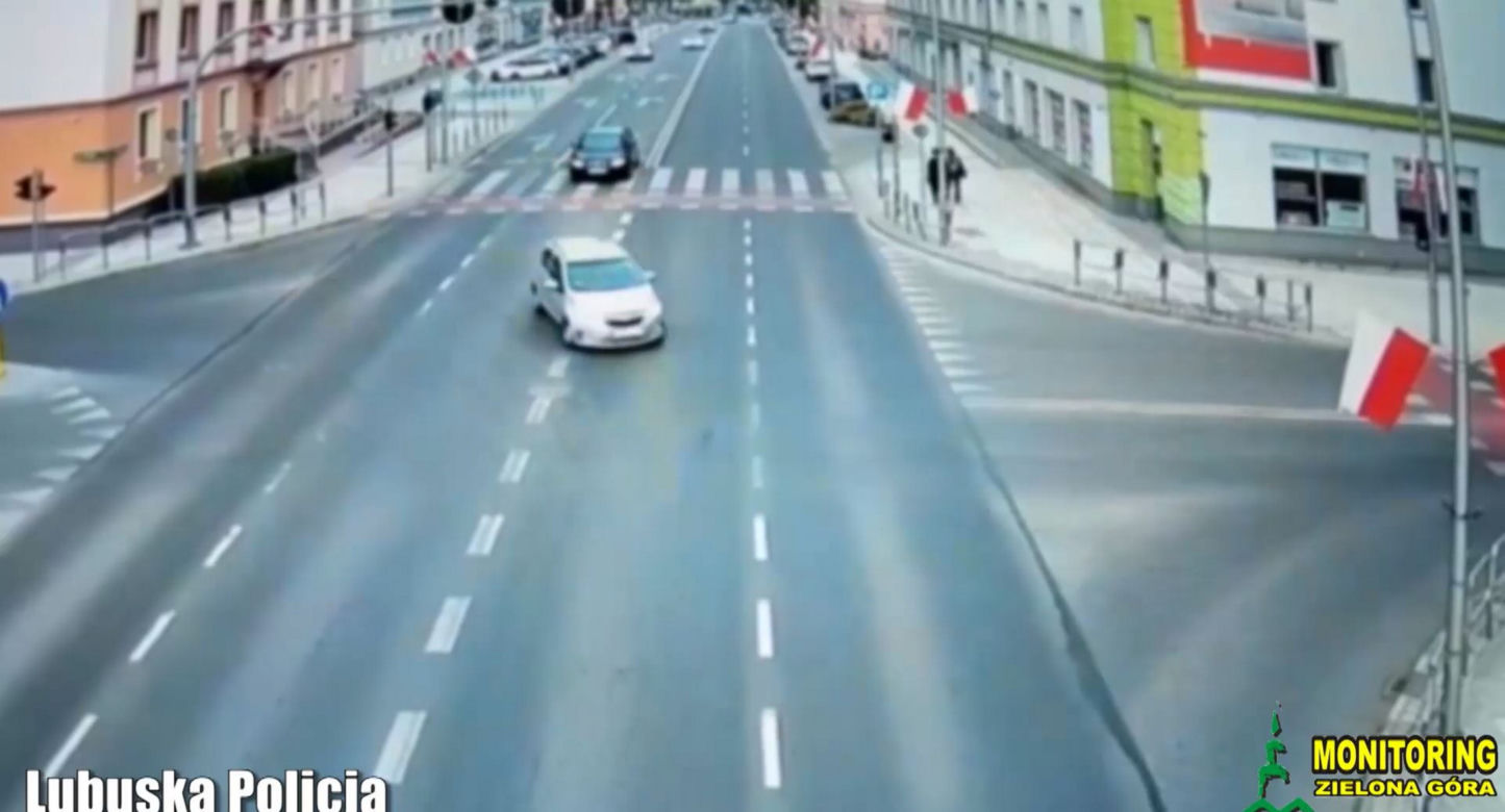 Przerażający wypadek w Zielonej Górze! Motocyklista wyleciał w powietrze po zderzeniu z chevroletem [ZDJĘCIA].
