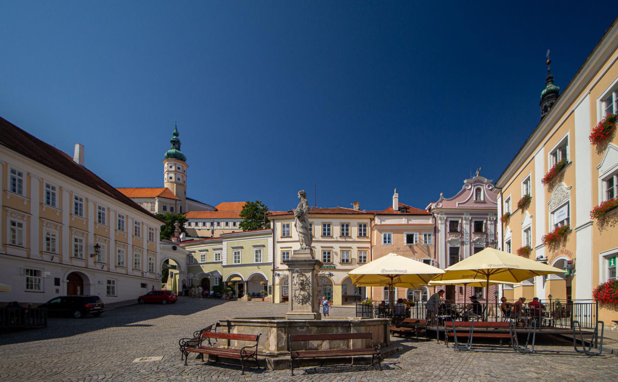 Mikulov - perła Moraw Południowych, którą odwiedził król Polski i Napoleon. Jesień to idealny moment, aby zwiedzić to miasto