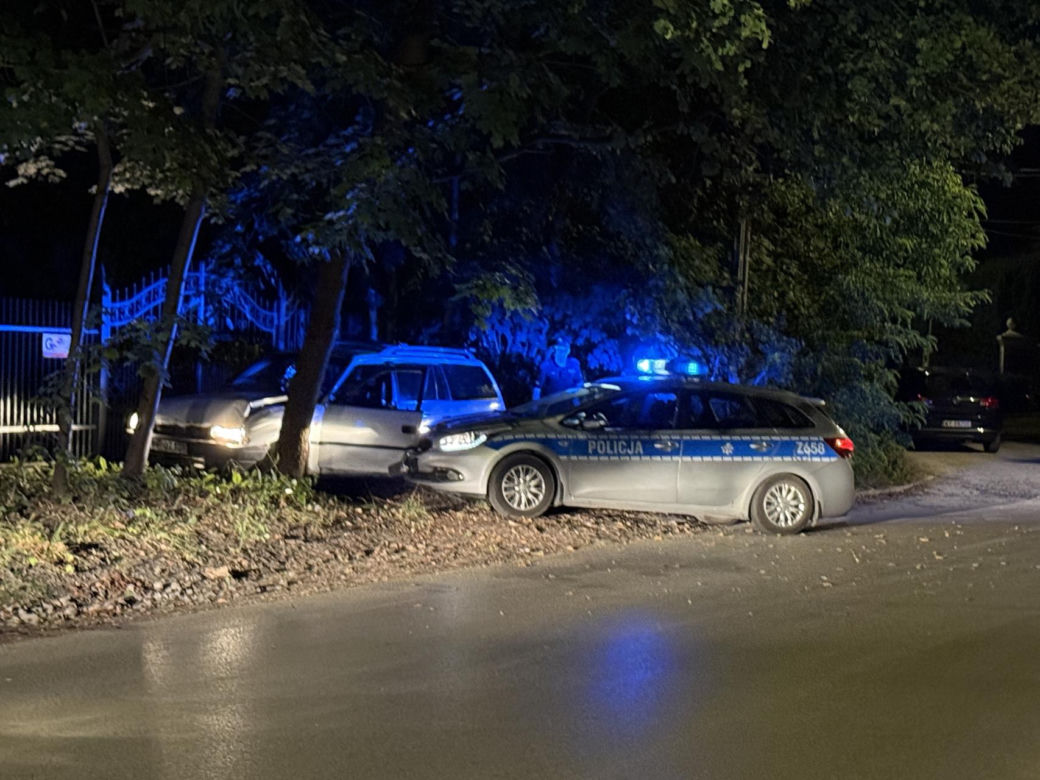Nocny pościg na Białołęce. Samochodem huknął w drzewo, uciekając zgubił klapki