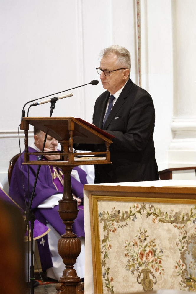 Monika Olejnik na pogrzebie senatora Piesiewicza. Towarzyszył jej ukochany