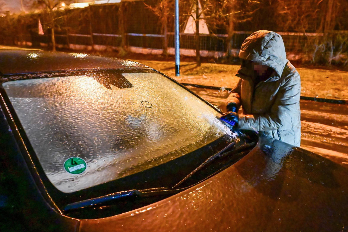 Gołoledź paraliżuje Polskę