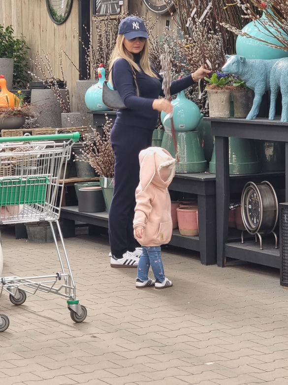 Joanna Kurska jak amerykańska gwiazda buszuje w sklepie ogrodniczym