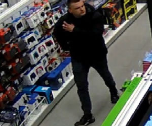 Olsztyn. Złodziej w centrum handlowym przy Tuwima. Szuka go policja! [ZDJĘCIA]