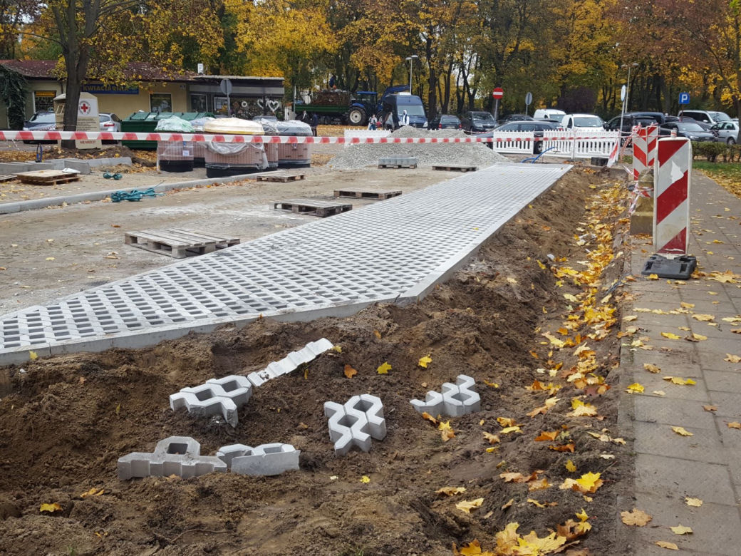Rozkopy na osiedlu Przyjaźni w Lesznie. Będa nowe parkingi na ul. Niemieckiej