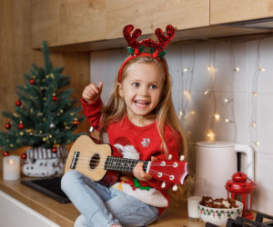 Dzieci kochają świąteczne piosenki. Wybieramy 6 najpiękniejszych polskich pastorałek [TEKSTY i WIDEO]