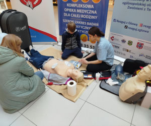 Uczennice IV LO szkolą Siedlczan z udzielania pierwszej pomocy