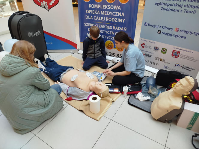 Uczennice IV LO szkolą Siedlczan z udzielania pierwszej pomocy