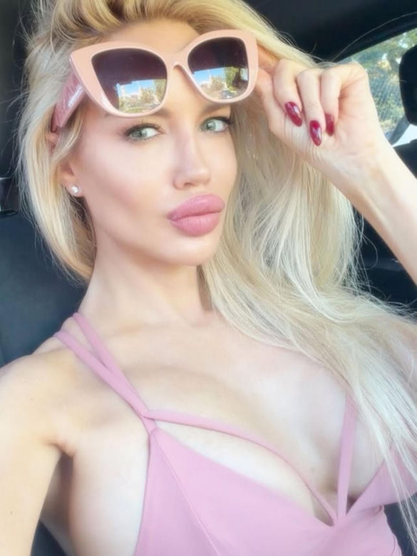 Była pierwszą nieoficjalną Miss Mundialu. Tak wygląda seksowna „matka chrzestna”