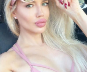 Była pierwszą nieoficjalną Miss Mundialu. Tak wygląda seksowna „matka chrzestna”