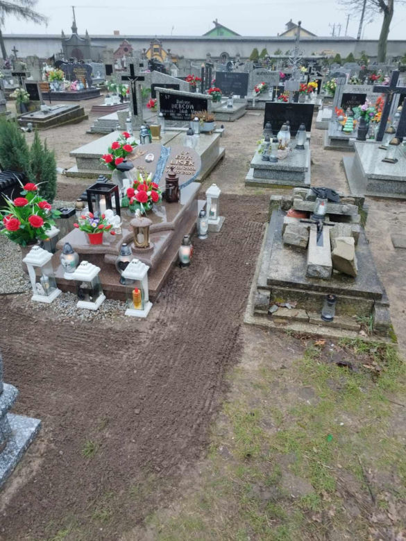 Ogromny krzyż przygniótł 5-letnią Marysię i wciąż nikt go nie usunął! Ksiądz wyjaśnia: "Tak robi się na wszystkich cmentarzach"