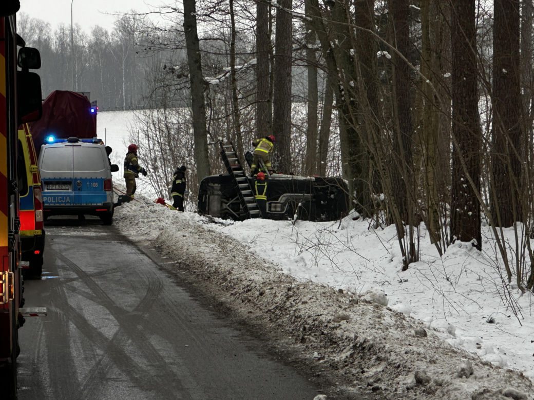 Poważny wypadek na Warmii i Mazurach. Lód paraliżuje region