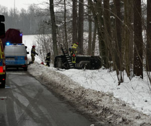 Poważny wypadek na Warmii i Mazurach. Lód paraliżuje region